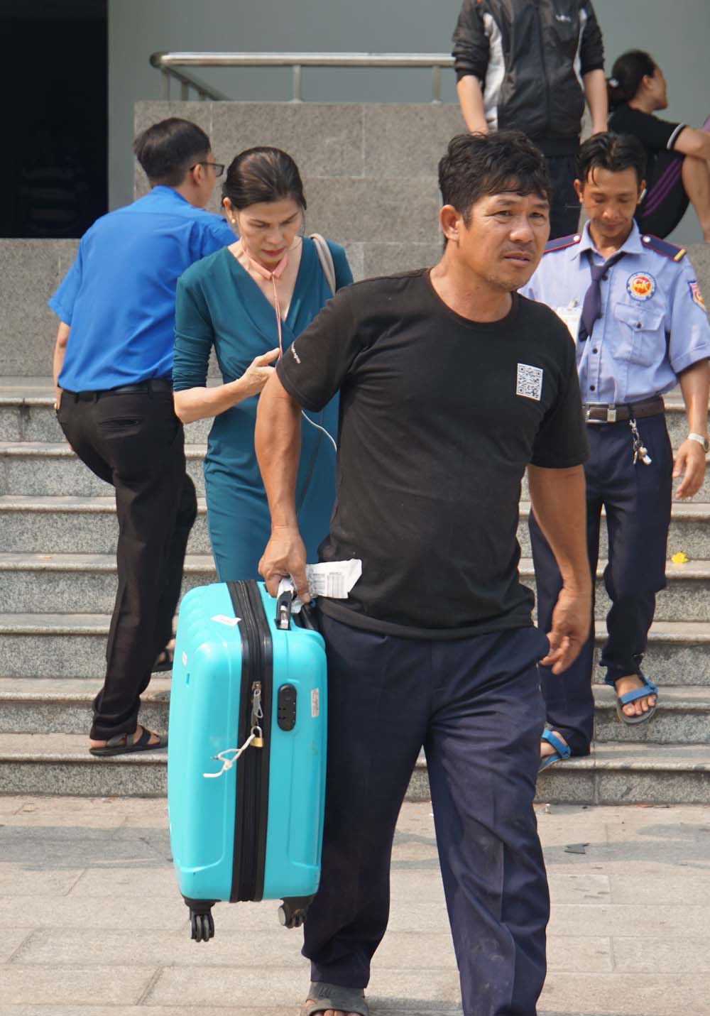 Lũ lượt khuân hành lý rời chung cư Carina Plaza